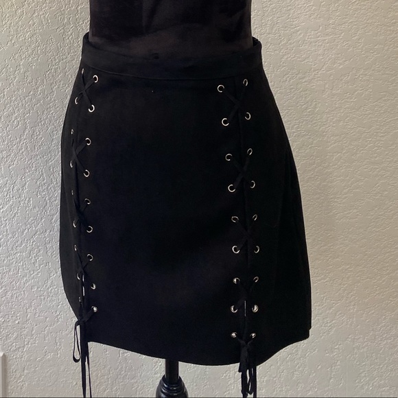 Missguided suede eyelet skirt 8 - Picture 2 of 11